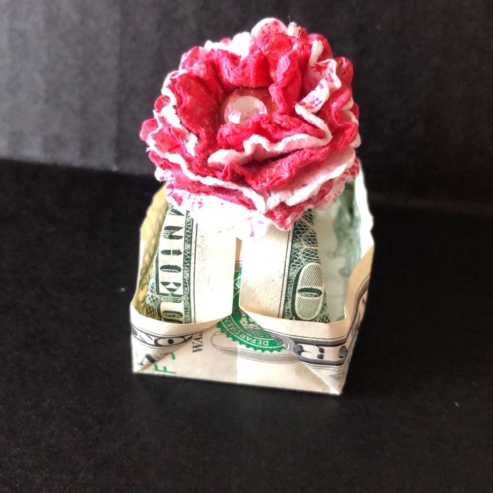 Origami basket handmade from dollar bill, accented with red and white flower - Picture 4 of 5